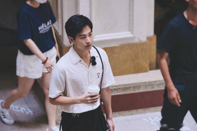 杨洋哥哥最新路透，公众关注下的偶像形象塑造与解读揭秘