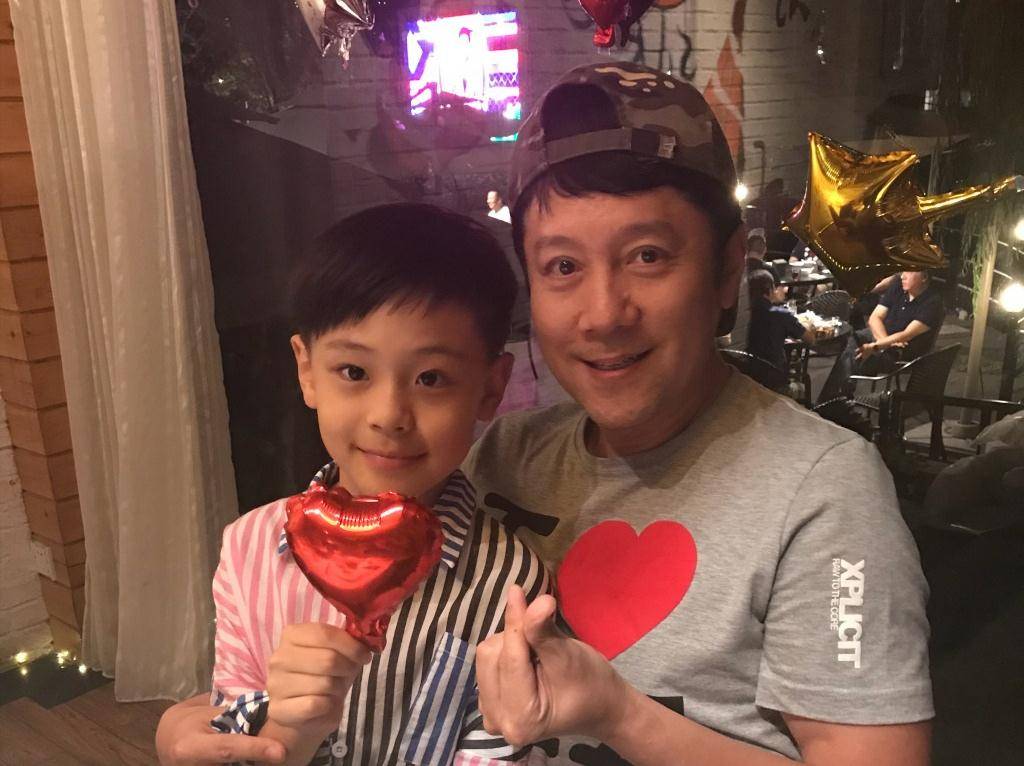 蔡国庆微博更新，艺人的风采与生活轨迹